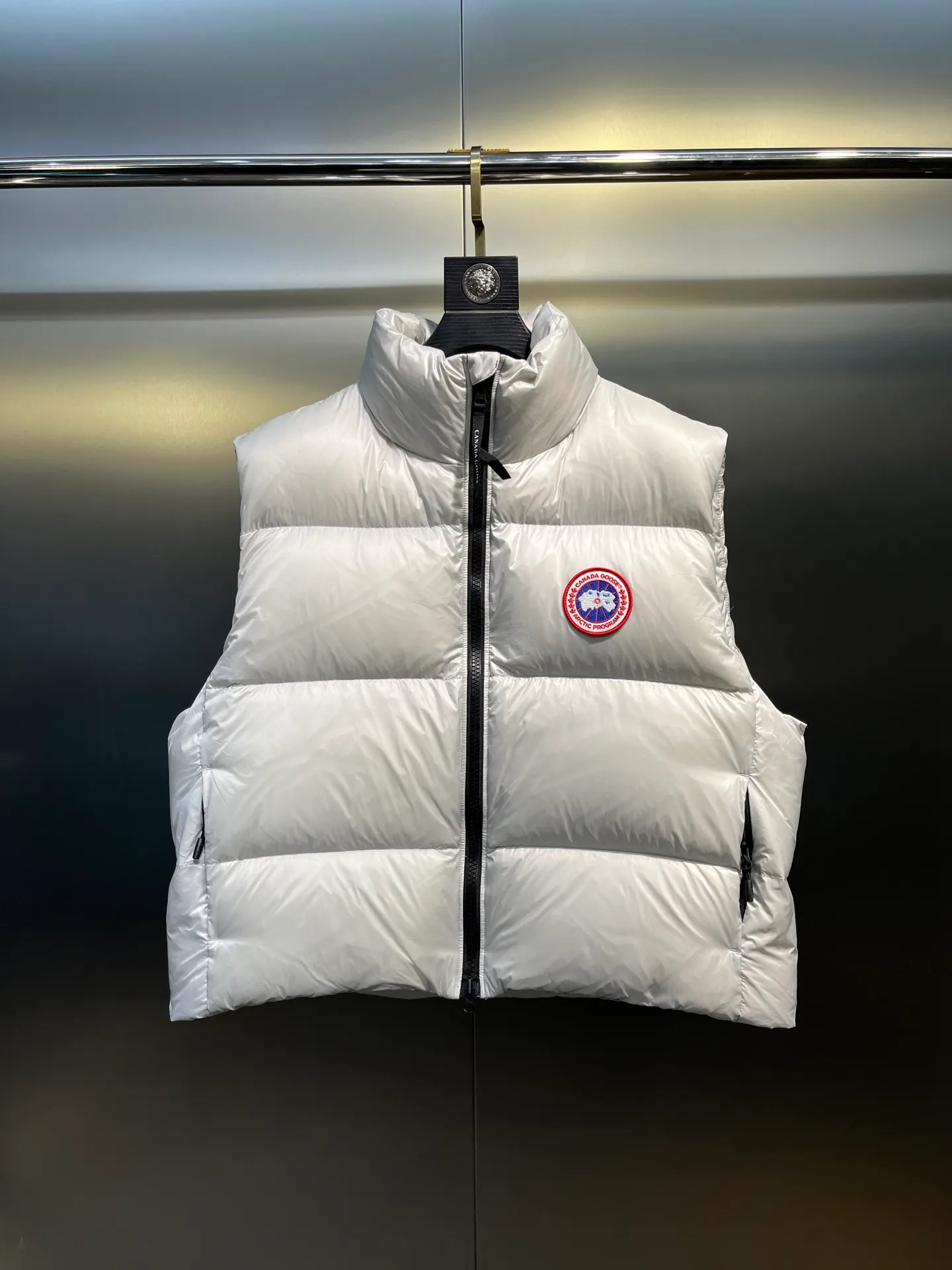 P540 Canada Goose ""🇨🇦🌟 Canada Goose Puff Down Vest has always been recognized as the warmest down jacket. Various Instagram celebrities, Internet celebrities, and celebrities often wear it for street photos. I make Canada Goose every year, but I still can't get rid of my love for it. No matter how cold the days are, there is no need to be afraid, because there is! Filled with 90% white duck down, it is the legendary warmest down jacket and is known as a must-have for Arctic outdoor sports! The most popular down jacket in the world, celebrities are rushing to buy it, it is a must-have!  size：xs-xxl